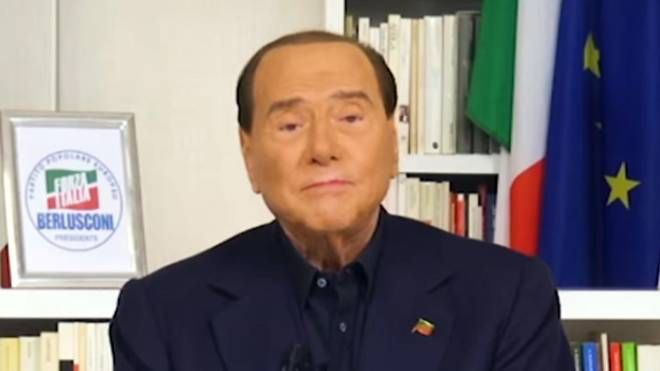 Silvio Berlusconi nel video messaggio in cui ha parlato di flax tax (Ansa)