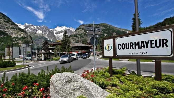 L'ingresso nella cittadina di Courmayeur (Aosta)