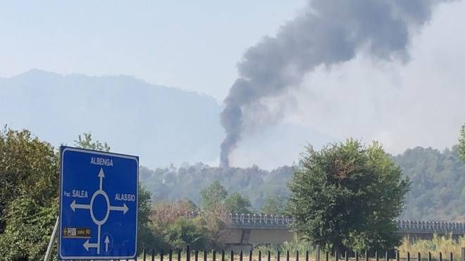 Un'immagine dell'incendio a Villanova d'Albenga (Savona) (Ansa)