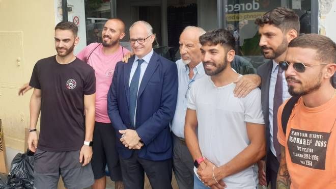 Il sindaco Gualtieri con i titolari del locale di Ostia