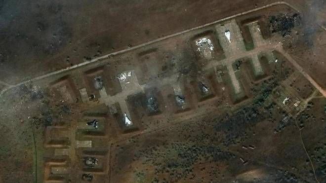 Una delle immagini satellitari della base russa di Saki, in Crimea (Ansa)