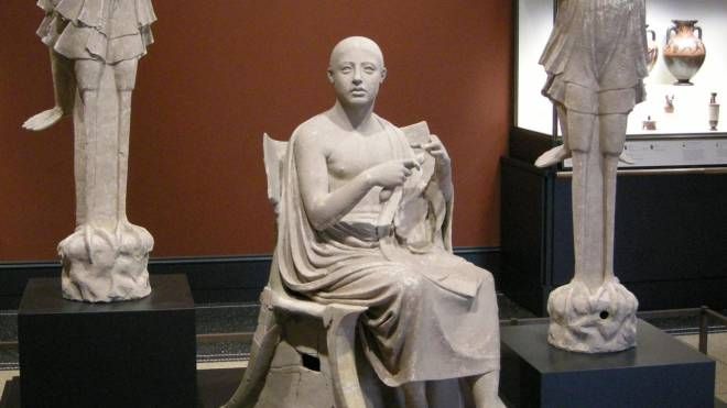 Il gruppo di figure di terracotta a grandezza naturale "Orfeo e le Sirene" (Ansa)