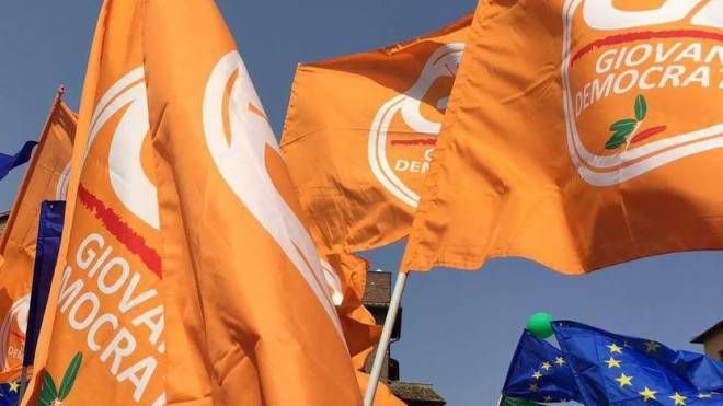 Bandiere arancioni al vento in una manifestazione dei Giovani democratici