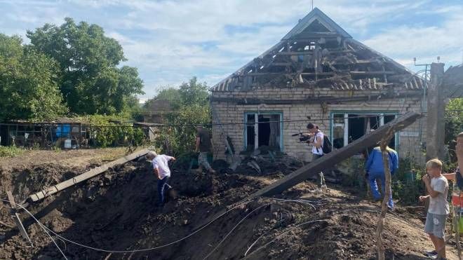 Una casa distrutta alla periferia di Zaporizhzhia (Ansa)
