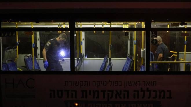 Israele, l'autobus dell'attentato a Gerusalemme (Ansa)