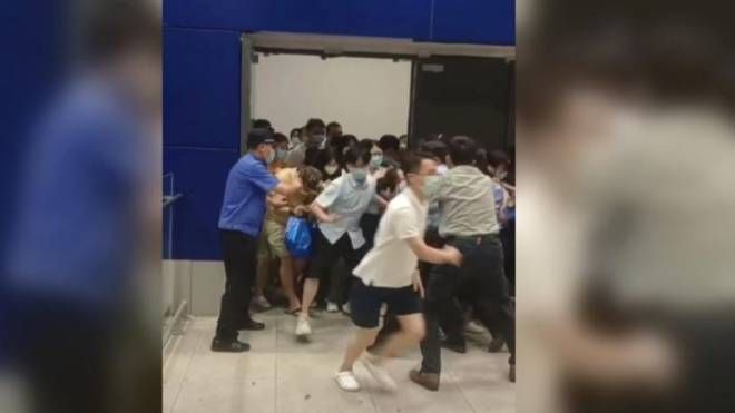 Un'immagine di un video su Twitter della gente in fuga dall'Ikea di Shanghai 