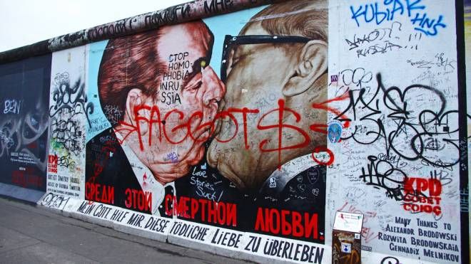 Il celebre murale di Vrubel sul Muro di Berlino