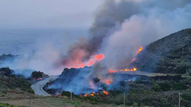 Incendio a Pantelleria, in via di spegnimento all'alba (Dire)