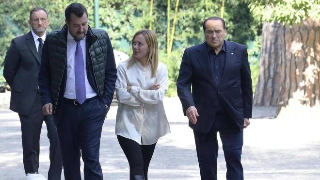 Salvini, Meloni e Berlusconi nella villa del Cav pongono le basi dell’alleanza