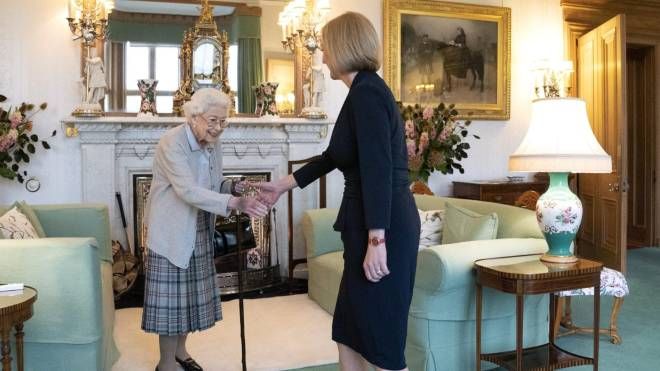 La regina Elisabetta riceve la premier Liz Truss a Balmoral
