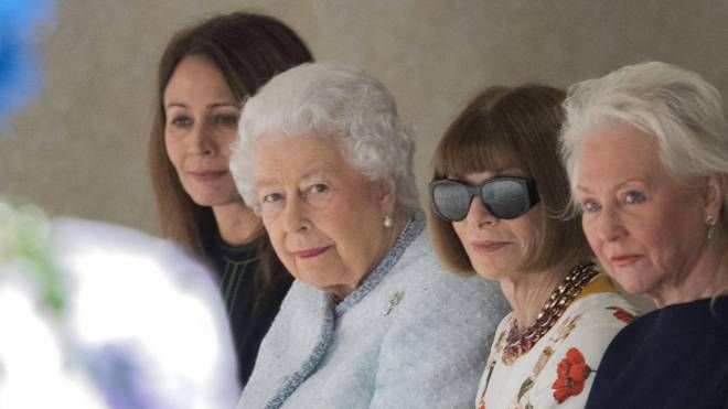 La regina Elisabetta II accanto ad Anna Wintour alla sfilata di Richard Quinn (Ansa)