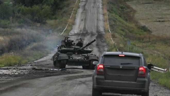 Un carro armato ucraino a Izyum (Ansa)