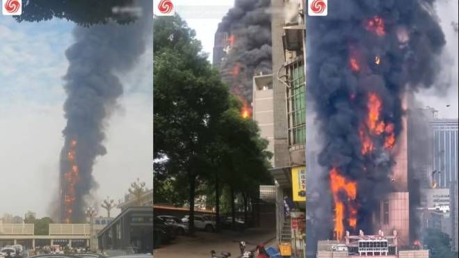 Grattacielo in fiamme a Changsha in Cina (fermo immagine da Feng News)