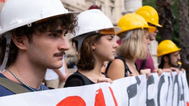 Flash mob della Rete studenti al Miur dopo la morte di stagista 18enne nel Veneziano