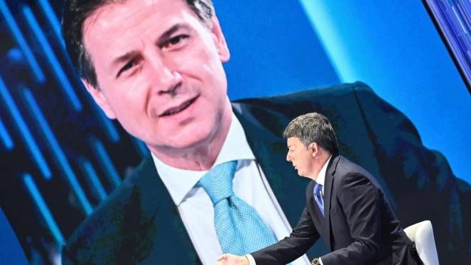 Il leader di Italia Viva, Matteo Renzi, e sullo sfondo Giuseppe Conte (Ansa)