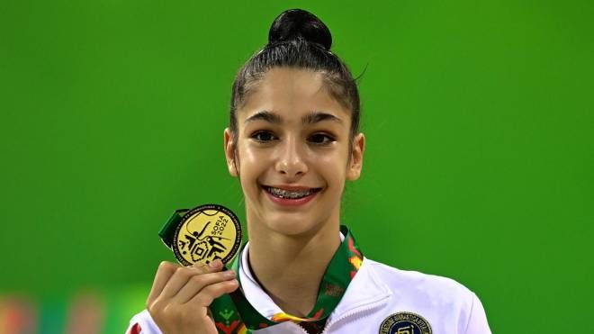 Sofia Raffaeli con la medaglia d'oro (Ansa)