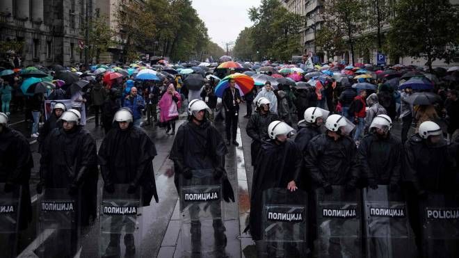 Polizia e attivisti Lgbtq all'Europride