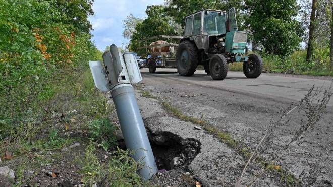 Un missile al lato della strada nella regione di Kharkiv (Ansa)