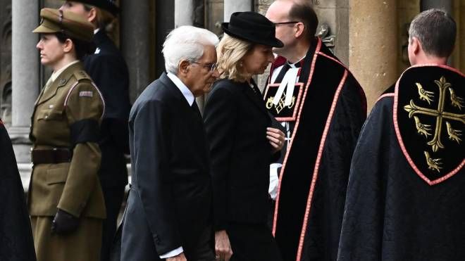 Sergio Mattarella con la figlia Laura ai funerali della regina (Ansa)