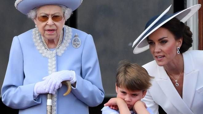 Louis con mamma Kate e Elisabetta II al Giubileo di platino della Regina (Ansa)