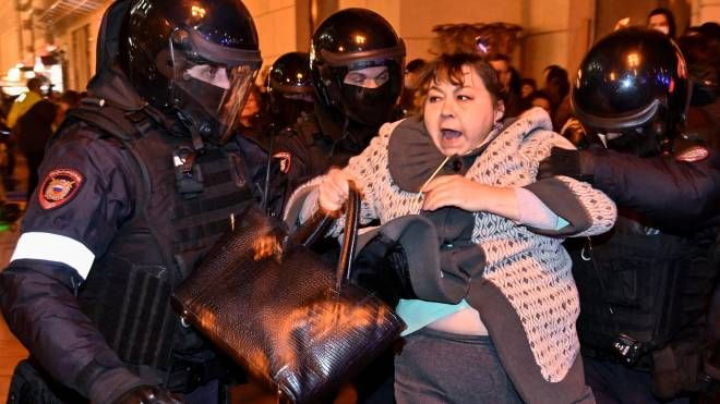 La polizia russa ha represso le proteste di piazza contro la mobilitazione parziale