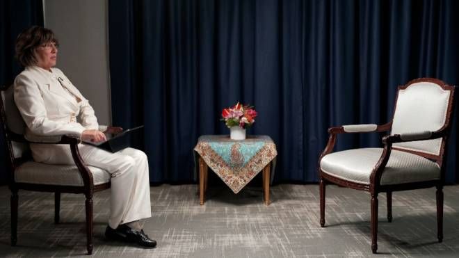 La giornalista Amanpour davanti alla sedia vuota del presidente iraniano Raisi