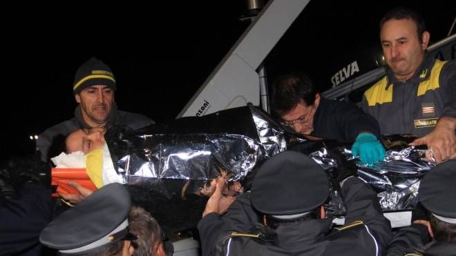 I soccorsi ai passeggeri della Costa Concordia la notte del 13 gennaio 2012 (Ansa)
