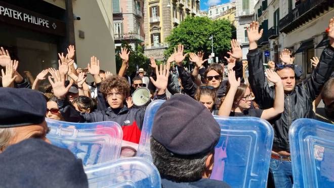 Un gruppo di studenti napoletani contesta Giorgia Meloni nel pressi di piazza dei M
