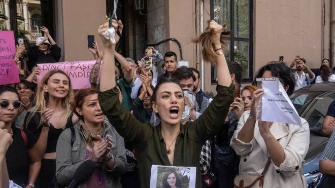 Proteste per la morte di Mahsa in Turchia (Ansa)