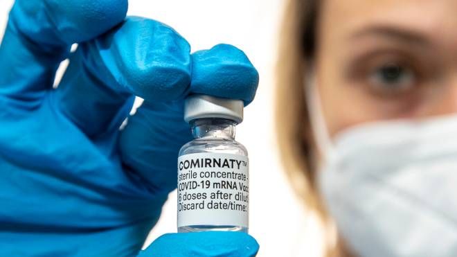 Fiala dose vaccino Comirnaty prodotto da Pfizer Biontech (Imagoeconomica)