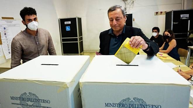 Mario Draghi al seggio elettorale (Ansa)