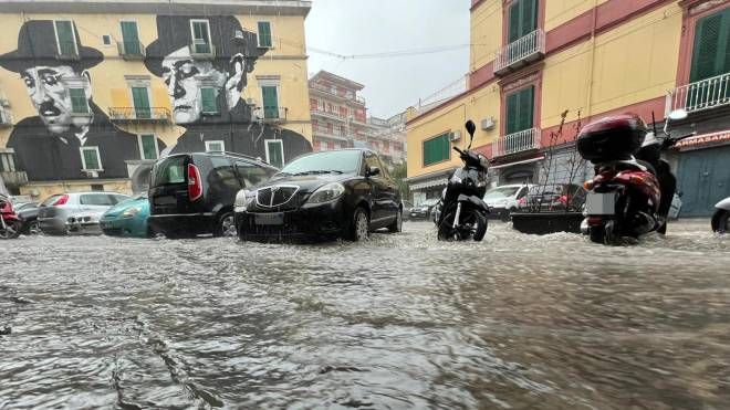 Maltempo a Napoli, strade come fiumi nel rione Sanità (Ansa)