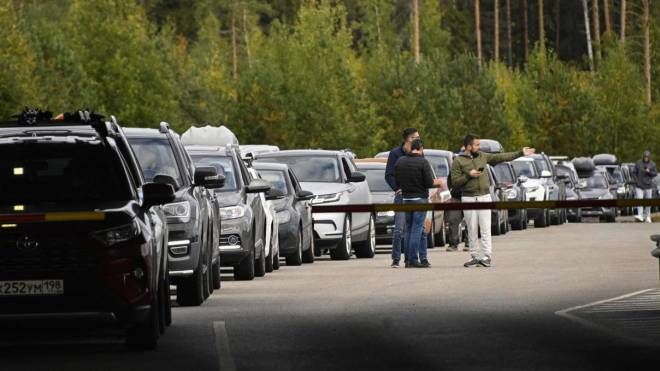Russi in fila al confine con la Finlandia (Ansa)