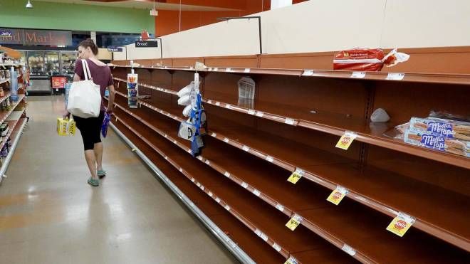 Uragano Ian, supermercati vuoti in Florida (Ansa)