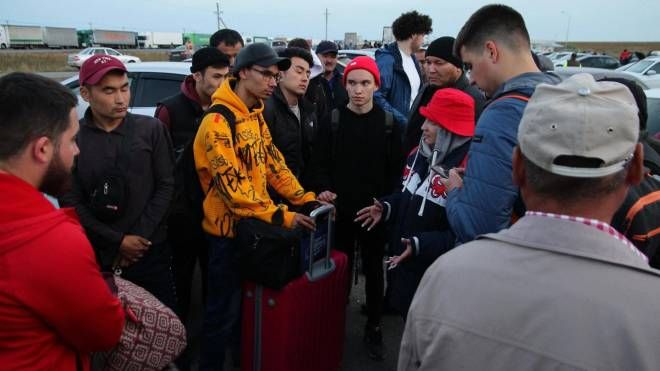 Kazakistan: volontari aiutano i russi in fuga dalla chiamata alle armi (Ansa)