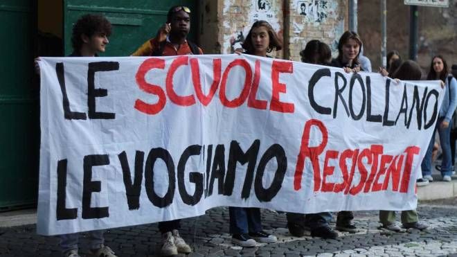Protestano gli studenti del liceo Cavour: "Le scuole crollano"