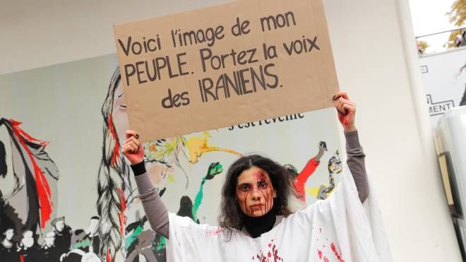 Manifestante davanti all'Ambasciata iraniana a Parigi (Ansa)