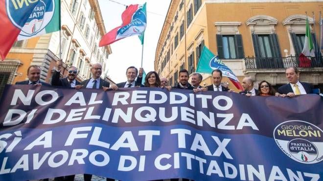 Una manifestazione di Fratelli d'Italia contro il reddito di cittadinanza
