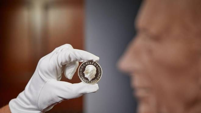 Una delle nuove monete con il volto di Re Carlo III (Ansa)