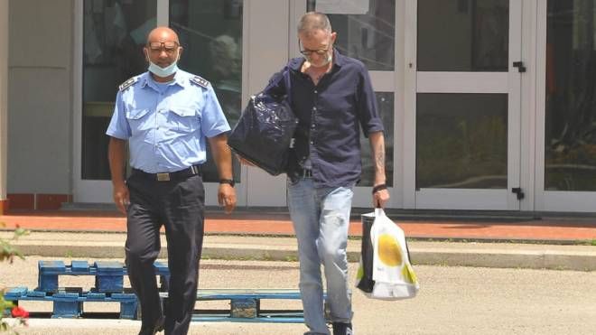 Massimo Carminati mentre esce dal carcere di Oristano il 17 giugno 2020 (Ansa)