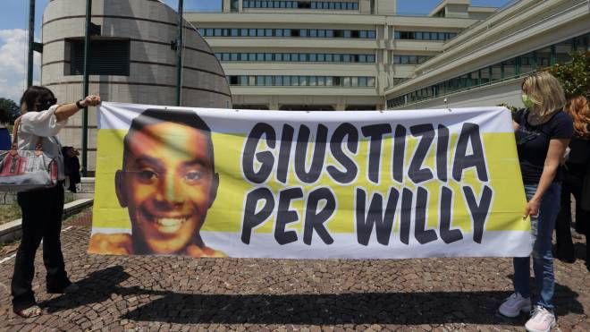Lo striscione che chiede giustizia per Willy Monteiro Duarte fuori il tribunale