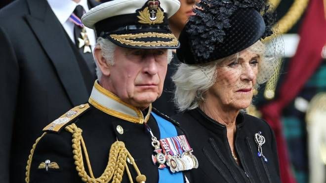 Re Carlo III con la consorte Camilla al funerale di Elisabetta II (Ansa)
