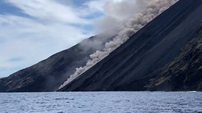 La colata lavica del vulcano Stromboli raggiunge il mare (foto Protezione Civile Sicilia)