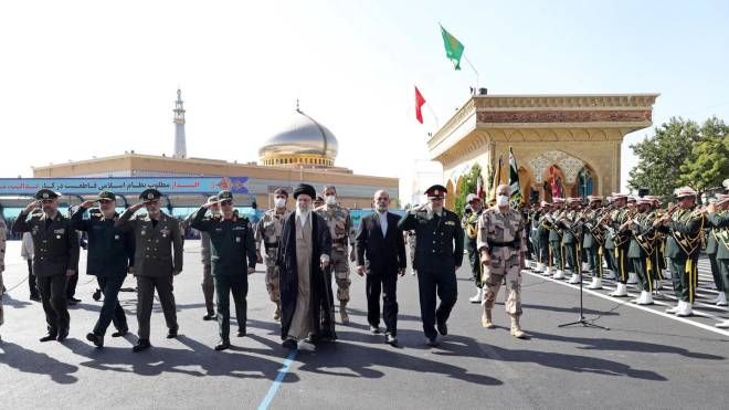 Ali Khamenei e le forze armate (Epa)
