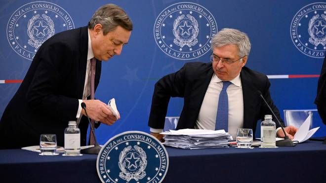 Il premier Draghi e il ministro Franco (Ansa)