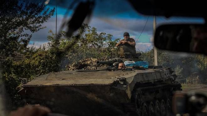 Militari in un carra armato ucraino (foto Ansa)