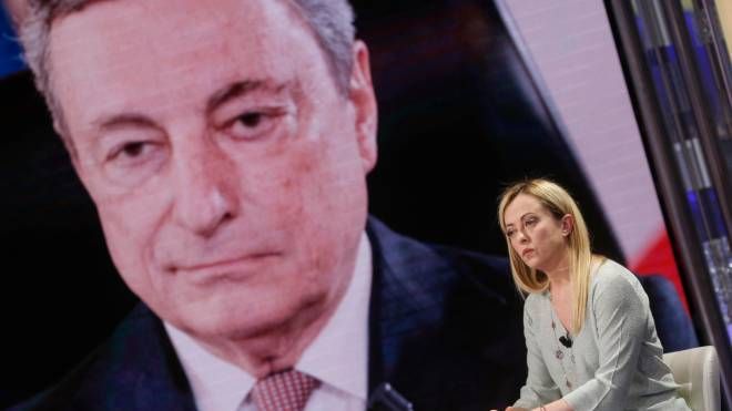 Giorgia Meloni e sullo sfondo Mario Draghi