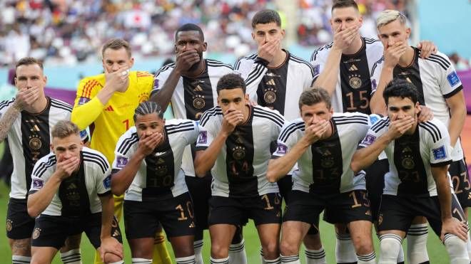 La foto della Germania: i giocatori si tappano la bocca (Ansa)