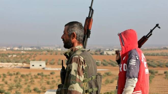 Combattenti siriani filo-turchi a Jarabulus, al confine con la Turchia (Ansa)