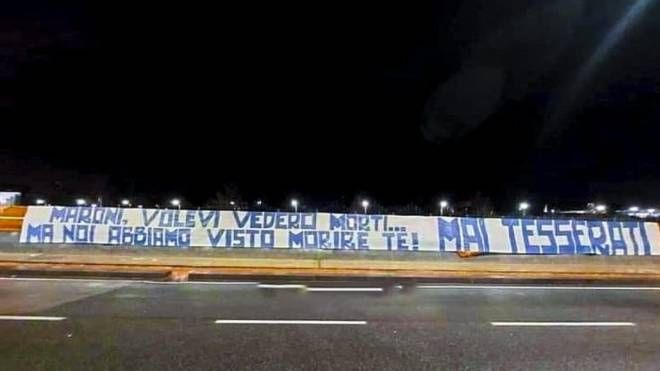 Lo striscione contro l'ex ministro Roberto Maroni esposto a Napoli